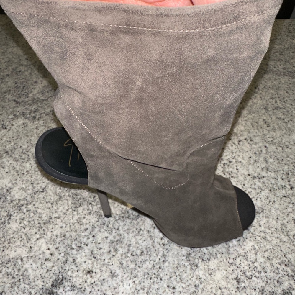 Giuseppe Zanotti Alien Gray Suede Peep-Toe  Booties with Gold Zipper size 41 - Picture 6 of 13